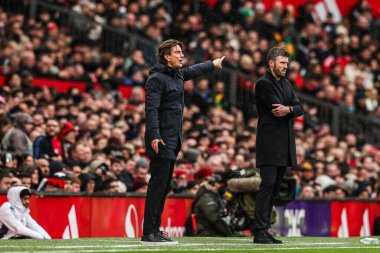 Tottenham Hotspur takımının teknik direktörü Thomas Frank, Premier League maçında Manchester United 'a karşı Tottenham Hotspur maçında 7 Şubat 2026 tarihinde Old Trafford, Manchester, İngiltere' de takım talimatlarını verir.