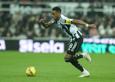 Newcastle United takımından Joe Willock, İngiltere 'nin Newcastle kentindeki St. James' s Park 'ta oynanan Premier League maçında Newcastle Untie Brentford' a karşı mücadele etti.