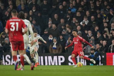 Nottingham Ormanı 'ndan Omari Hutchinson, Premier League maçında Leeds United ile Nottingham Ormanı arasında oynanan 06 Şubat 2026 tarihinde Leeds, İngiltere' nin başkenti Elland Road 'da oynanan karşılaşmada gol atmak için Nottingham Ormanı' ndan Lorenzo Lucca 'nın karşısına geçti.
