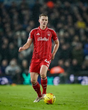 Nottingham Ormanı 'ndan Zach Abbott Premier League maçında topla koşuyor. Leeds United, Nottingham Ormanı' na karşı Elland Road, Leeds, İngiltere 'de 6 Şubat 2026' da oynanan maçta.