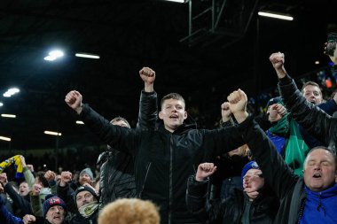 Leeds United taraftarları, İngiltere 'nin Leeds şehrinde oynanan Premier League maçı Leeds United - Nottingham Forest maçında maçı tam zamanlı kazanmalarını kutluyorlar.