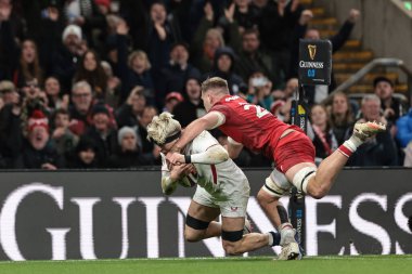 İngiltere 'den Henry Pollock, 7 Şubat 2026' da İngiltere 'nin Allianz Stadyumu' nda Galler 'e karşı oynadığı Guinness Altı Milletler 2026 karşılaşmasında bir deneme için sahaya çıkıyor.