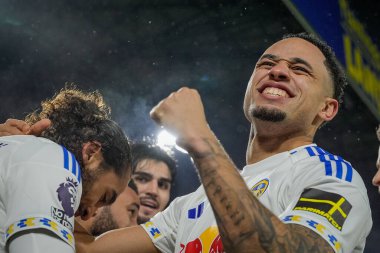 Leeds United 'dan Noah Okafor, Leeds United' tan Dominic Calvert-Lewin 'i Premier League maçında Leeds United - Nottingham Forest maçında attığı golle kutluyor.