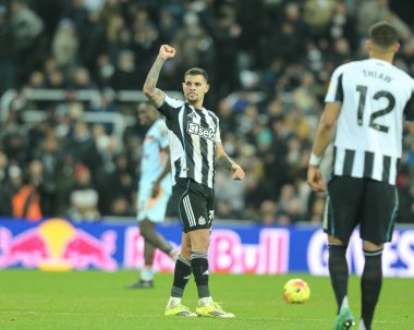 Newcastle United takımından Bruno Guimaraes, 7 Şubat 2026 tarihinde İngiltere 'nin Newcastle kentindeki St. James' s Park 'ta oynanan Premier League karşılaşmasında 2-2' lik galibiyet golünü kutluyor.