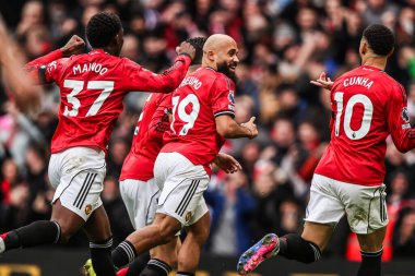 Manchester United takımından Bryan Mbeumo, Manchester United ile Tottenham Hotspur arasında oynanan Premier League maçında 7 Şubat 2026 tarihinde Old Trafford, Manchester, İngiltere 'de 1-0 kazanma golünü kutluyor.