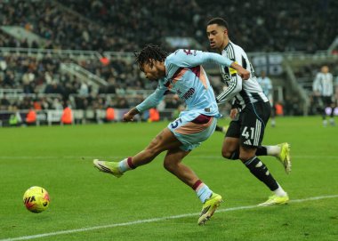 Brentford 'dan Romelle Donovan, İngiltere' nin Newcastle kentindeki St. James 's Park' ta oynanan Premier League maçı sırasında topu çaprazlıyor.