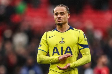 Tottenham Hotspur 'dan Xavi Simons, Premier League maçından sonra Manchester United ile Manchester United' ın Old Trafford, Manchester, İngiltere 'de oynadığı Tottenham Hotspur maçında taraftarları alkışlıyor.