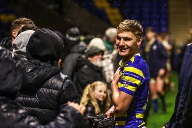 Warrington Wolves 'tan Tommy Rhodes, 6 Şubat 2026' da İngiltere 'nin Warrington şehrindeki Halliwell Jones Stadyumu' nda oynanan Warrington Wolves-Sheffield Eagles maçında taraftarlarıyla kutlama yapıyor.