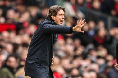 Tottenham Hotspur takımının teknik direktörü Thomas Frank, Premier League maçında Manchester United 'a karşı Tottenham Hotspur maçında 7 Şubat 2026 tarihinde Old Trafford, Manchester, İngiltere' de takım talimatlarını verir.