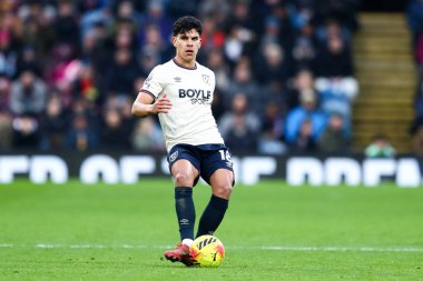 West Ham United takımından Mateus Fernandes, 7 Şubat 2026 tarihinde Burnley ile West Ham United arasındaki Premier Lig maçında pas attı.