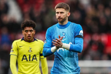 Tottenham Hotspur kalecisi Guglielmo Vicario, Premier League maçından sonra Manchester United ile Manchester United arasında oynanan Old Trafford, Manchester, İngiltere maçında taraftarları alkışlıyor.