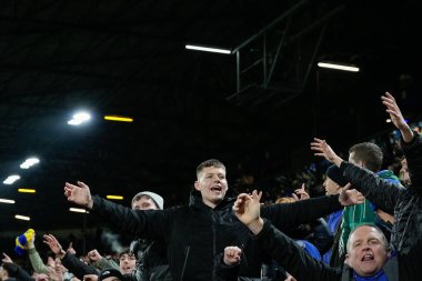 Leeds United taraftarları, İngiltere 'nin Leeds şehrinde oynanan Premier League maçı Leeds United - Nottingham Forest maçında maçı tam zamanlı kazanmalarını kutluyorlar.