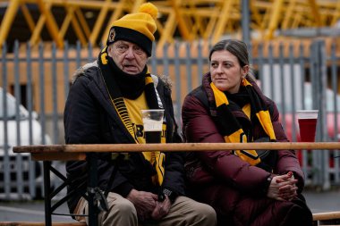 Wolverhampton taraftarları, 7 Şubat 2026 tarihinde İngiltere 'nin Wolverhampton kentinde oynanan Premier League maçında Wolverhampton Wanderers Chelsea' ye karşı oynadıkları maçtan önce stadyumun dışındaki fan sahasında oturuyorlar.