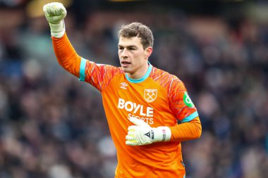 West Ham United kalecisi Mads Hermansen, West Ham United 'dan Valentin Castellanos' u 7 Şubat 2026 tarihinde Burnley-West Ham United 'ın Turf Moor, Burnley, Birleşik Krallık' ta oynadığı Premier League maçında 0-2 'lik skorla kutluyor.