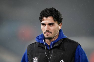 Leeds United takımından Pascal Struijk, İngiltere 'nin Leeds şehrinde oynanan Premier Lig karşılaşmasında oynanacak olan Leeds United - Nottingham Forest maçı öncesinde sahaya teftiş ediyor.