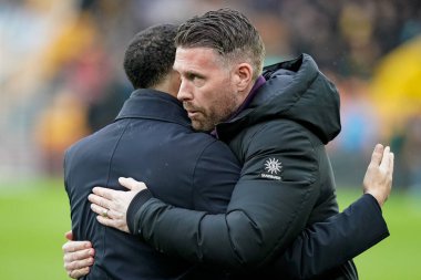 Wolverhampton Wanderers 'ın Rob Edwards teknik direktörü ve Chelsea' nin Liam Rosenior teknik direktörü Premier League maçında Wolverhampton Wanderers Chelsea 'ye karşı Molineux, Wolverhampton, İngiltere' de 07 Şubat 2026 'da oynanan maçta el sıkışırken birbirlerine sarılıyorlar.