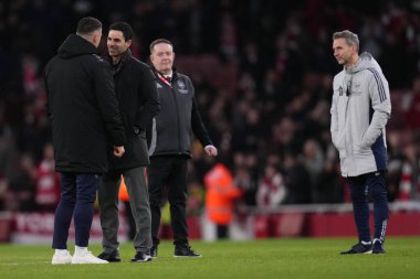 Arsenal 'in baş antrenörü Mikel Arteta ve eski cephanelik oyuncusu Grant Xhaka Premier Lig karşılaşmasında Arsenal, Londra, Birleşik Krallık Emirlikleri' nde Sunderland 'a karşı.