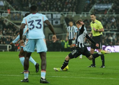 Newcastle United takımından Harvey Barnes, İngiltere 'nin Newcastle kentindeki St. James' s Park 'ta oynanan Premier League maçı Newcastle Untie Brentford maçında gol attı.