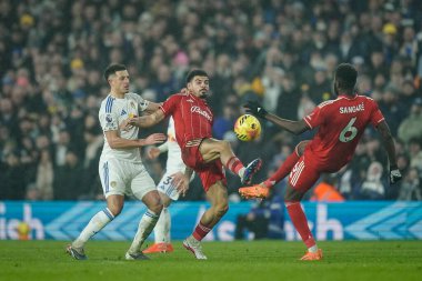 Nottingham Ormanı 'ndan Morgan Gibbs-White, İngiltere' nin Leeds şehrinde oynanan Premier League maçında topu kontrol etmeye çalıştı.