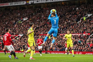 Tottenham Hotspur kalecisi Guglielmo Vicario, Premier League maçında Manchester United ile Manchester, Manchester 'da oynanan Tottenham Hotspur maçında 7 Şubat 2026 tarihinde yüksek topu kazanmak için sıçradı.