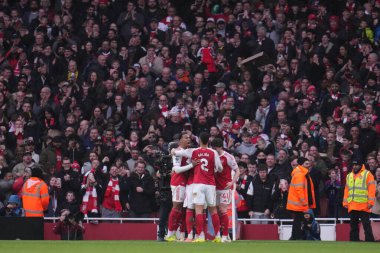 Arsenal oyuncuları, İngiltere 'nin Emirates kentinde oynanan Premier League maçında Arsenal ve Sunderland maçında Arsenal' den Martin Zubimendi 'yi kutladılar.