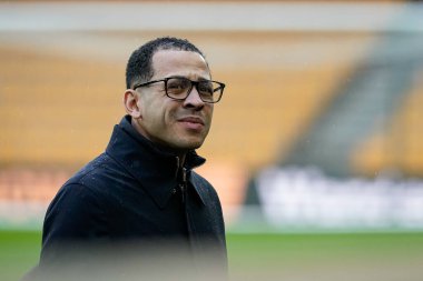Chelsea 'nin Liam Rosenior teknik direktörü, Premier League maçından önce Wolverhampton Wanderers Chelsea ile Molineux, Wolverhampton, Birleşik Krallık' ta oynanan maçında sahaya teftiş eder.
