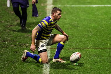 Warrington Wolves takımından Marc Sneyd, 6 Şubat 2026 'da İngiltere' nin Warrington kentinde oynanan Betfred Challenge Cup karşılaşmasında topu sıraladı.