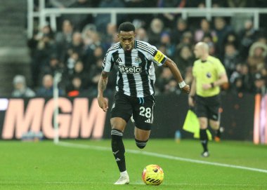 Newcastle United takımından Joe Willock, İngiltere 'nin Newcastle şehrindeki St. James' s Park 'ta oynanan Premier League maçı Newcastle Untie Brentford maçında topu bırakıyor.
