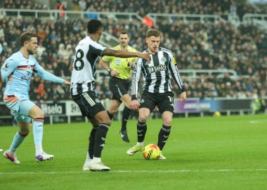 Newcastle United takımından Harvey Barnes, İngiltere 'nin Newcastle kentindeki St. James' s Park 'ta oynanan Premier League karşılaşmasında topu geçti.