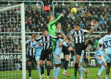 Brentford kalecisi Caoimhin Kelleher, Premier Lig maçında topu açık bir şekilde atıyor. Newcastle, St.James 's Park, Newcastle, İngiltere' de 7 Şubat 2026 'da oynanan Untie Untford maçında.