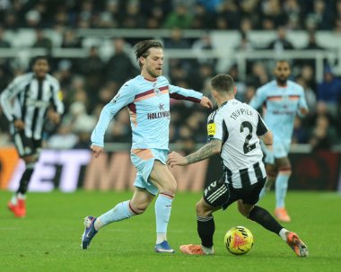 Brentford 'dan Mathias Jensen, İngiltere' nin Newcastle kentindeki St. James 's Park' ta oynanan Premier League karşılaşmasında Newcastle Untie Brentford 'a karşı.