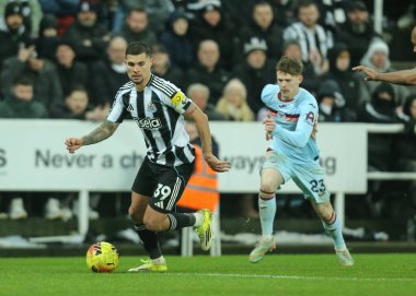 Newcastle United takımından Bruno Guimaraes, Premier Lig maçında top Newcastle Untie Brentford 'a karşı St. James' s Park, Newcastle, 7 Şubat 202 'de oynanan karşılaşmada
