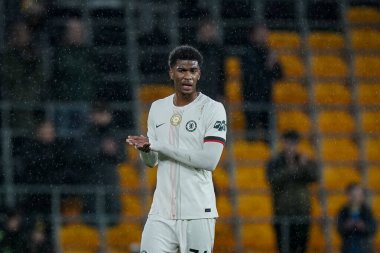 Chelsea 'den Josh Acheampong, Premier League' de oynanan Wolverhampton Wanderers-Chelsea maçında 7 Şubat 2026 'da İngiltere' nin Wolverhampton kentinde oynanan son düdük sonrasında taraftarları alkışlıyor.