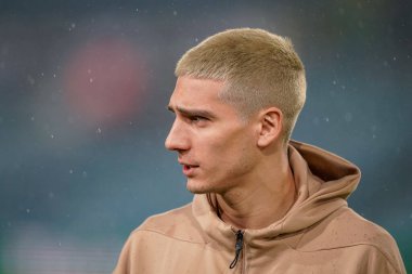 Nottingham Ormanı 'ndan Nicolas Dominguez, İngiltere' nin Leeds şehrinde oynanan Premier League maçı Leeds United - Nottingham Forest maçında attığı atıştan önce sahada inceleme yapıyor.