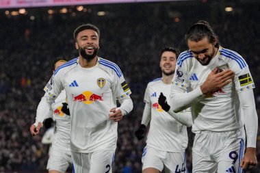 Leeds United takımından Jayden Bogle, Leeds United 'tan Dominic Calvert-Lewin' i 6 Şubat 2026 tarihinde İngiltere 'nin Leeds Road kentinde oynanan Premier League maçı Leeds United ve Nottingham Forest maçında gol atarken kutluyor.