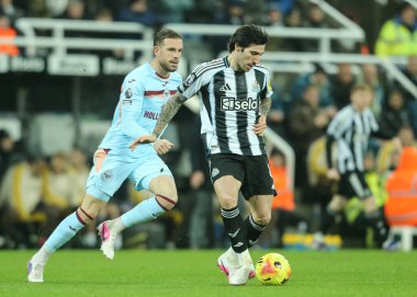 Newcastle United takımından Sandro Tonali, İngiltere 'nin Newcastle şehrindeki St. James' s Park 'ta oynanan Premier League karşılaşmasında topu geçti.