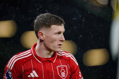 Nottingham Ormanı 'ndan Elliot Anderson Premier League maçı sırasında Leeds United - Nottingham Forest maçı sırasında Leeds Road, Leeds, İngiltere' de oynandı.