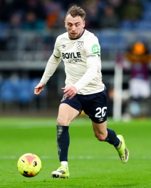 West Ham United takımından Jarrod Bowen Premier League maçında topu ayaklarının dibine aldı Burnley - West Ham United - Turf Moor, Burnley, İngiltere