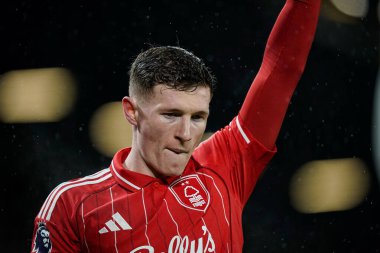 Nottingham Ormanı 'ndan Elliot Anderson, Premier League maçında Leeds United ile Nottingham Ormanı arasında oynanan Elland Road, Leeds, İngiltere' de 06 Şubat 2026 tarihinde oynanan karşılaşmada köşe atışı yapmaya hazırlanıyor.