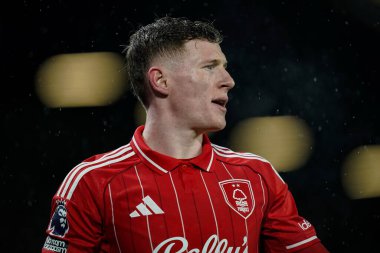 Nottingham Ormanı 'ndan Elliot Anderson Premier League maçı sırasında Leeds United - Nottingham Forest maçı sırasında Leeds Road, Leeds, İngiltere' de oynandı.