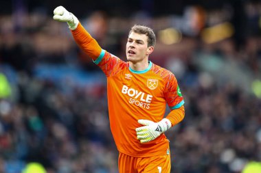 West Ham United kalecisi Mads Hermansen, West Ham United 'dan Valentin Castellanos' u 7 Şubat 2026 tarihinde Burnley-West Ham United 'ın Turf Moor, Burnley, Birleşik Krallık' ta oynadığı Premier League maçında 0-2 'lik skorla kutluyor.