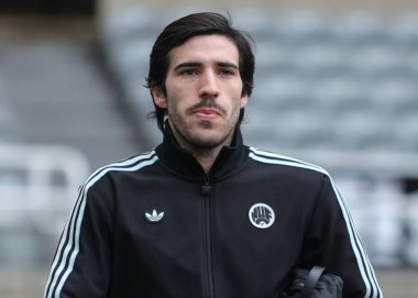 Newcastle United takımından Sandro Tonali, İngiltere 'nin Newcastle kentindeki St. James' s Park 'ta oynanan Premier League karşılaşması öncesinde geldi.
