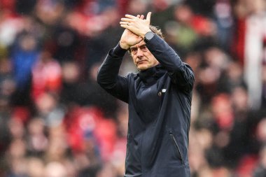 Tottenham Hotspur 'un Thomas Frank teknik direktörü, Premier League maçından sonra Manchester United - Tottenham Hotspur maçında 7 Şubat 2026 tarihinde Old Trafford, Manchester, İngiltere' de taraftarları alkışlıyor.