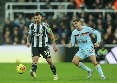Newcastle United takımından Bruno Guimaraes, Premier League maçı Newcastle United ve Brentford maçında topu 7 Şubat 2026 'da St.James' s Park, Newcastle 'da pas attı.