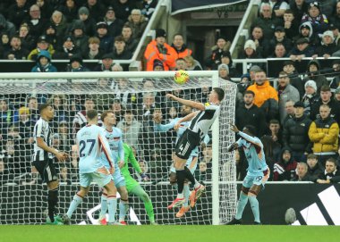 Newcastle United takımından Sven Botman, 7 Şubat 2026 tarihinde İngiltere 'nin Newcastle kentindeki St. James' s Park 'ta oynanan Premier League karşılaşmasında yüksek topu kazanmak için sıçradı.