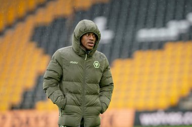 Chelsea 'li oyuncular, Premier League karşılaşmasında Wolverhampton Wanderers' ın Chelsea 'ye karşı oynadığı 7 Şubat 2026 tarihinde Wolverhampton, İngiltere' de oynanan maçtan önce sahaya bakmaktadırlar.