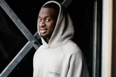 Chelsea 'den Mamadou Sarr, Premier League karşılaşmasında Wolverhampton Wanderers Chelsea' ye karşı oynanan 7 Şubat 2026 tarihinde İngiltere 'nin Wolverhampton kentinde oynanan maçtan önce sahada inceleme yapıyor.