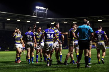 Warrington Wolves takımının Toby King 'i, 6 Şubat 2026' da Warrington, İngiltere 'deki Halliwell Jones Stadyumu' nda oynanan Betfred Challenge Cup karşılaşmasında Warrington Wolves - Sheffield Eagles maçına çıktıktan sonra takım arkadaşlarıyla kutlama yapıyor.