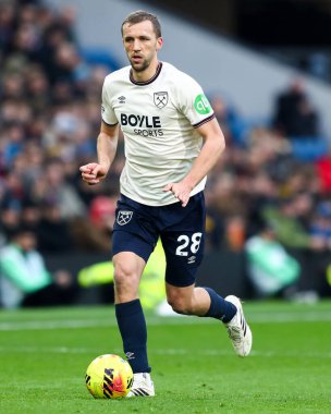 West Ham United takımından Tomas Soucek Premier League maçında topu ayaklarının dibine aldı Burnley - West Ham United - Turf Moor, Burnley, İngiltere