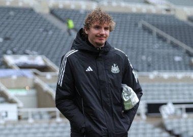 Newcastle United takımından Nick Woltemade, İngiltere 'nin Newcastle kentindeki St. James' s Park 'ta oynanan Premier League karşılaşması öncesinde geldi.